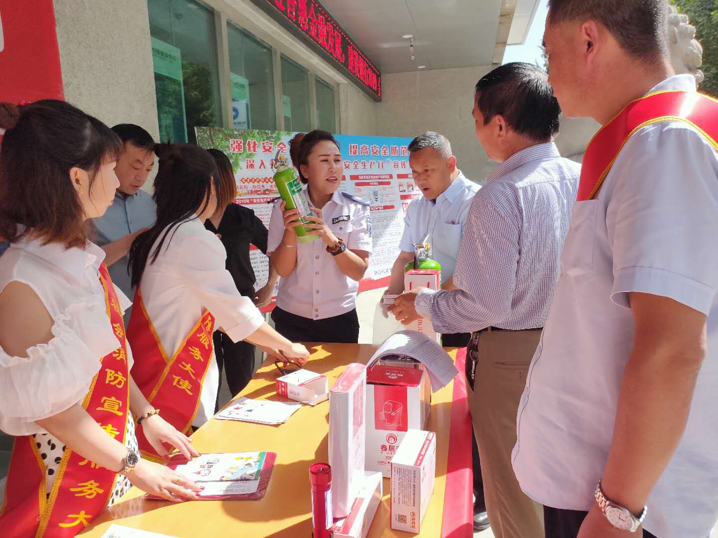 阿克苏市建设银行、温宿县消防支队开展消防安全宣传及演练活动