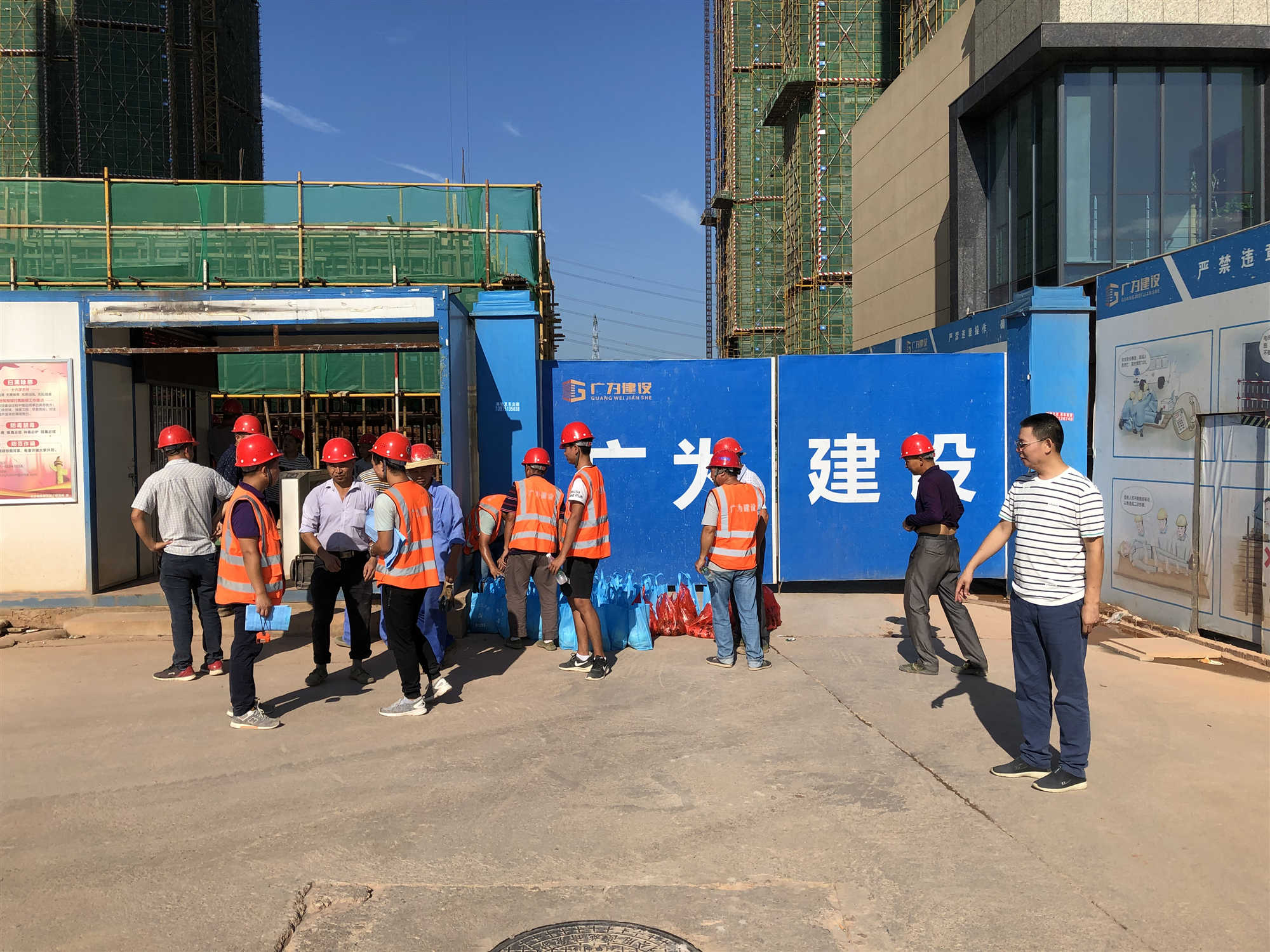 公司范俊坤總經理慰問公司項目一線農民工