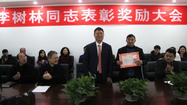 他為養豬人發聲!巨星集團基層員工攜養豬脫貧議案赴京開兩會 他為養豬人發聲!巨星集團基層員工攜養豬脫貧議案赴京開兩會