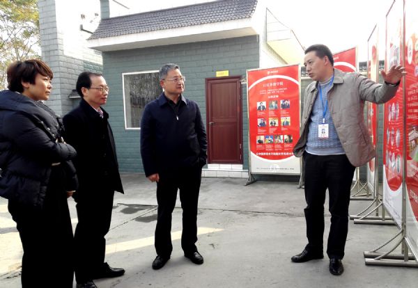 崇州市政协主席杨火清到访巨星农牧 崇州市政协主席杨火清到访巨星农牧