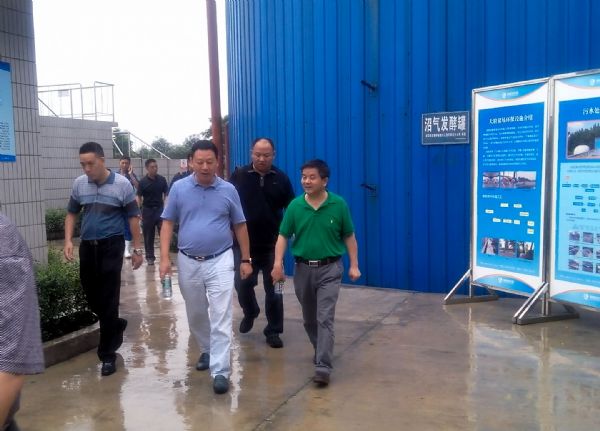 唐董事长陪同省政协农业委员会领导考察巨星农牧 唐董事长陪同省政协农业委员会领导考察巨星农牧