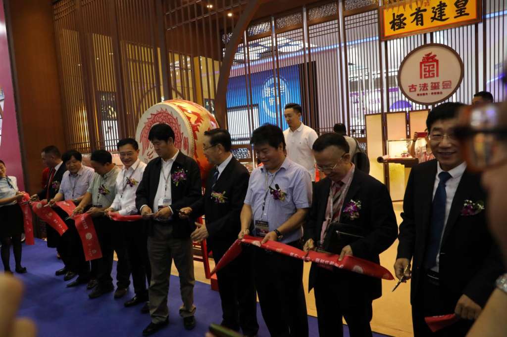 逆风飞扬翘楚,古法黄金典范 ——“古法玺金”珠宝展札记 逆风飞扬翘楚,古法黄金典范 ——“古法玺金”珠宝展札记