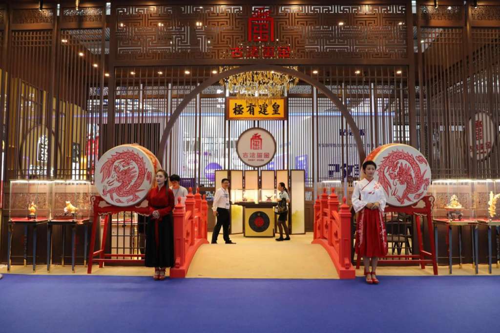 逆风飞扬翘楚,古法黄金典范 ——“古法玺金”珠宝展札记 逆风飞扬翘楚,古法黄金典范 ——“古法玺金”珠宝展札记