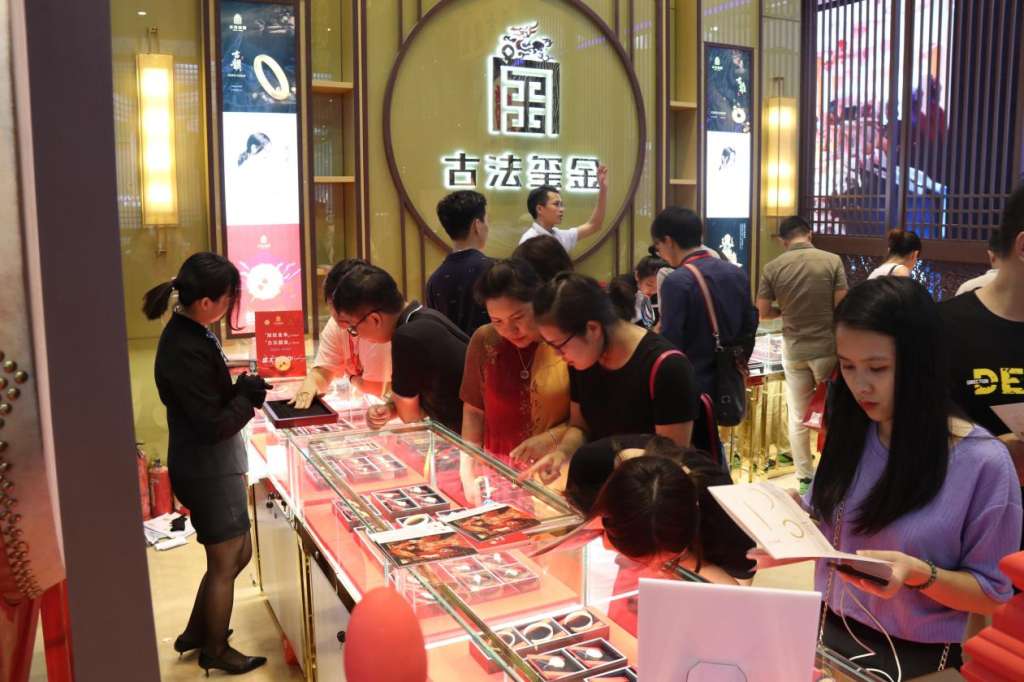 逆风飞扬翘楚,古法黄金典范 ——“古法玺金”珠宝展札记 逆风飞扬翘楚,古法黄金典范 ——“古法玺金”珠宝展札记