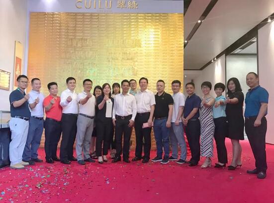网红“千鱼百福富贵墙”成为水贝打卡圣地! 网红“千鱼百福富贵墙”成为水贝打卡圣地!