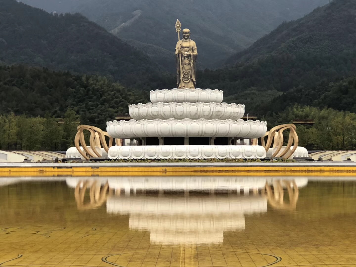 南无大愿地藏王菩萨摩诃萨！九华圣境，福德宝地！团队朝拜，同沾福慧！