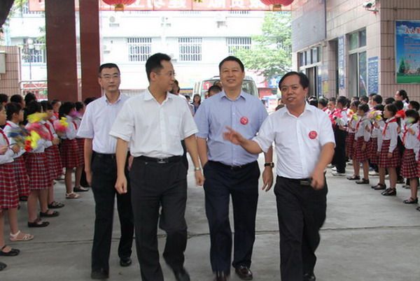 长江“红领巾书屋”捐赠活动在四川三台县举行 长江“红领巾书屋”捐赠活动在四川三台县举行