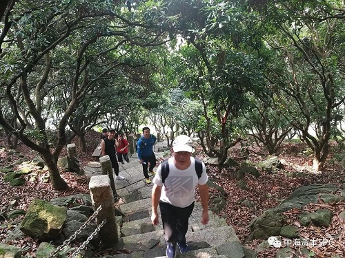 挑战自我，携手并进--记中海资本塘朗山团建