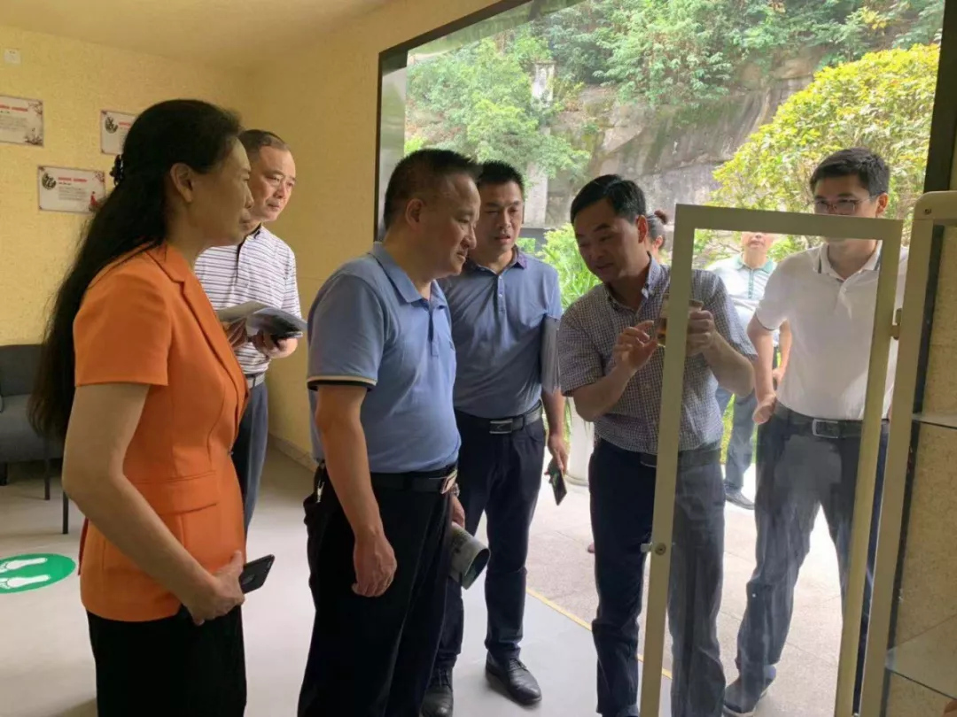 重庆市城管局党组成员、副局长成肇兴率团考察智能无水生态公厕