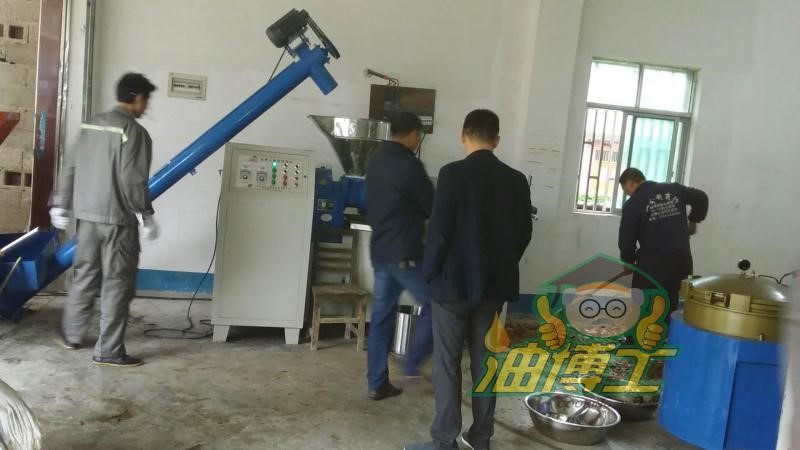 “一切為了農民” ——寫在“油博士五、六級壓榨技術榨油機暢銷市場”之際