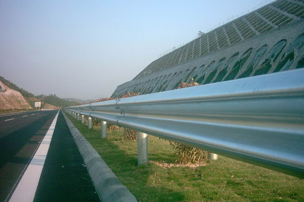 高速公路护栏护栏的作用和设计条件是什么? 高速公路护栏护栏的作用和设计条件是什么?