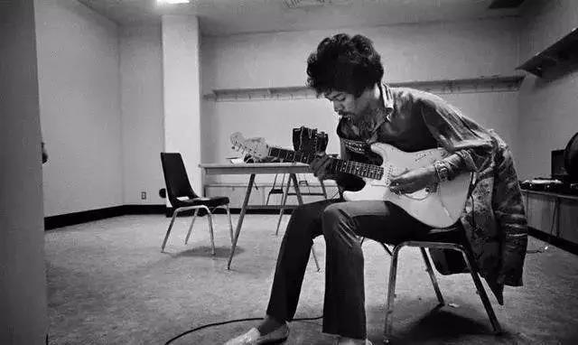 他只活了27年，却是无数人心中的吉他之神