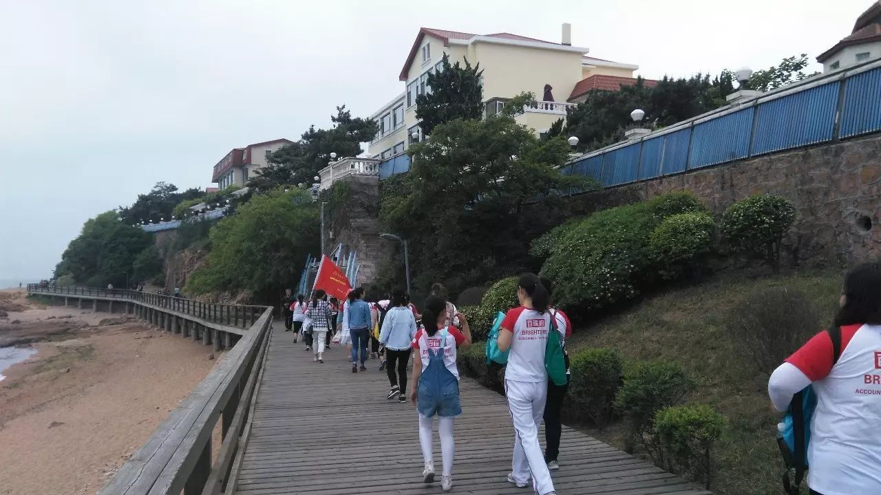 百福润举行迎接十五周年海边健步行活动