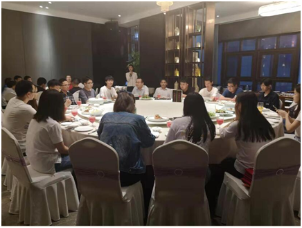 公司骨干与10名新入职大学生再结师徒缘 公司骨干与10名新入职大学生再结师徒缘