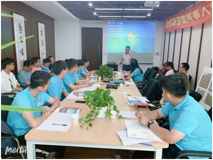 公司骨干与10名新入职大学生再结师徒缘 公司骨干与10名新入职大学生再结师徒缘