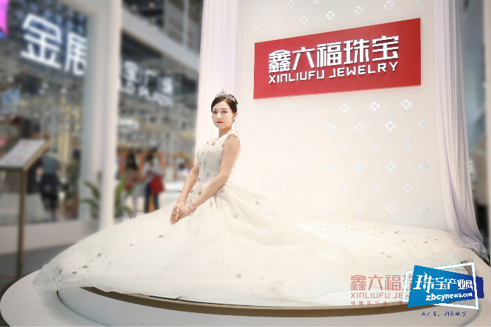 价值近亿元,鑫六福珠宝1999颗钻石婚纱惊艳亮相深圳珠宝展 价值近亿元,鑫六福珠宝1999颗钻石婚纱惊艳亮相深圳珠宝展