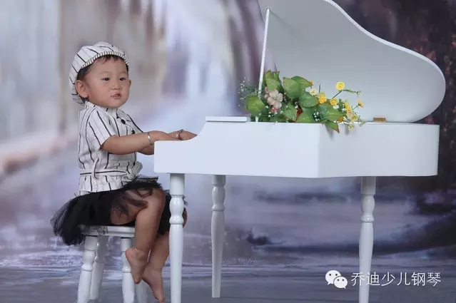 小孩弹钢琴.jpg