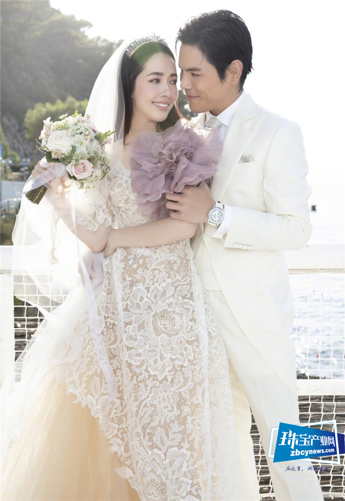 郭碧婷结婚全身戴珠宝超千万,向太曾壕掷8000万买巨钻 郭碧婷结婚全身戴珠宝超千万,向太曾壕掷8000万买巨钻