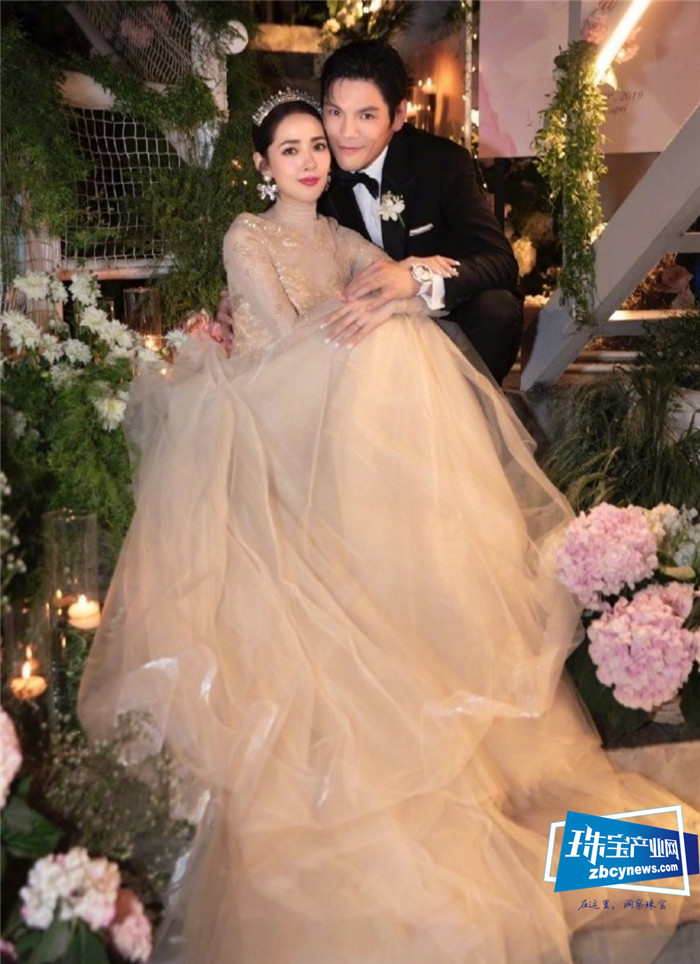 郭碧婷结婚全身戴珠宝超千万,向太曾壕掷8000万买巨钻 郭碧婷结婚全身戴珠宝超千万,向太曾壕掷8000万买巨钻
