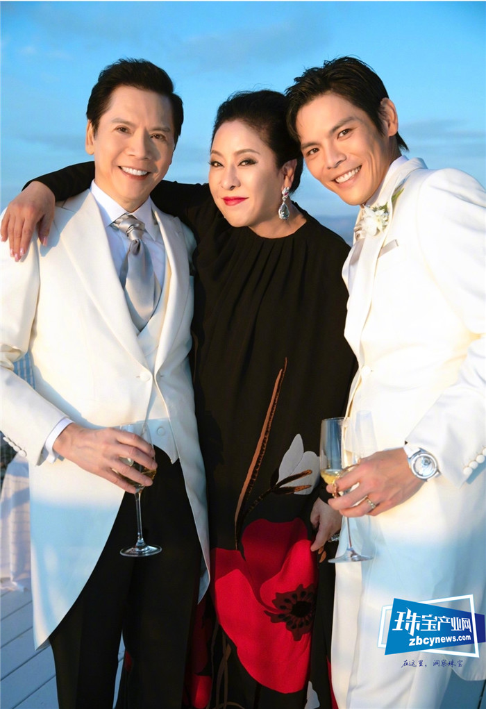 郭碧婷结婚全身戴珠宝超千万,向太曾壕掷8000万买巨钻 郭碧婷结婚全身戴珠宝超千万,向太曾壕掷8000万买巨钻