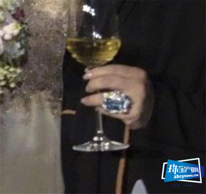 郭碧婷结婚全身戴珠宝超千万,向太曾壕掷8000万买巨钻 郭碧婷结婚全身戴珠宝超千万,向太曾壕掷8000万买巨钻
