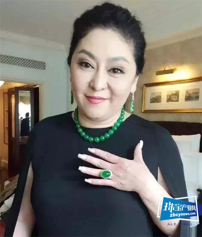 郭碧婷结婚全身戴珠宝超千万,向太曾壕掷8000万买巨钻 郭碧婷结婚全身戴珠宝超千万,向太曾壕掷8000万买巨钻
