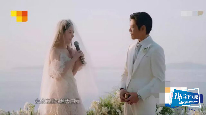 不止郭碧婷佩戴的古董珠宝头冠华贵,向太的耳环和戒指也是真奢华 不止郭碧婷佩戴的古董珠宝头冠华贵,向太的耳环和戒指也是真奢华