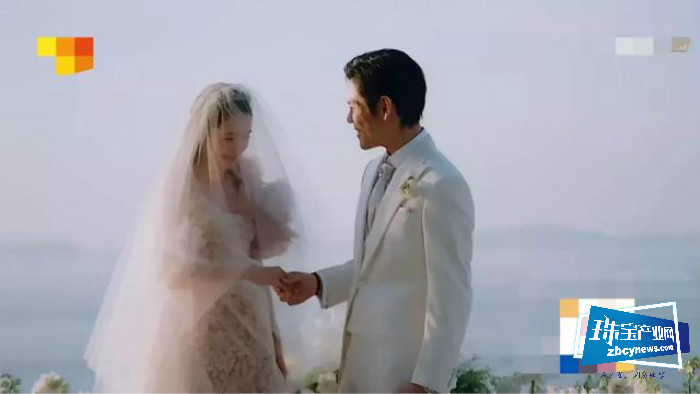 不止郭碧婷佩戴的古董珠宝头冠华贵,向太的耳环和戒指也是真奢华 不止郭碧婷佩戴的古董珠宝头冠华贵,向太的耳环和戒指也是真奢华