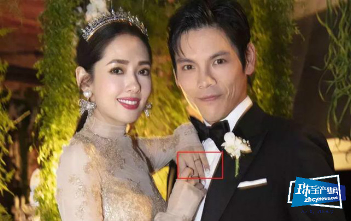不止郭碧婷佩戴的古董珠宝头冠华贵,向太的耳环和戒指也是真奢华 不止郭碧婷佩戴的古董珠宝头冠华贵,向太的耳环和戒指也是真奢华