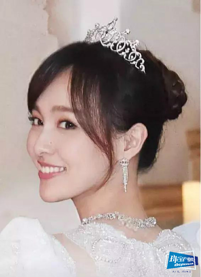 不止郭碧婷佩戴的古董珠宝头冠华贵,向太的耳环和戒指也是真奢华 不止郭碧婷佩戴的古董珠宝头冠华贵,向太的耳环和戒指也是真奢华