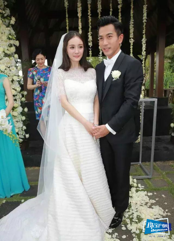 不止郭碧婷佩戴的古董珠宝头冠华贵,向太的耳环和戒指也是真奢华 不止郭碧婷佩戴的古董珠宝头冠华贵,向太的耳环和戒指也是真奢华