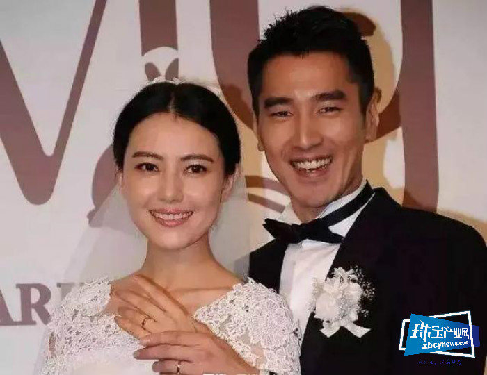 不止郭碧婷佩戴的古董珠宝头冠华贵,向太的耳环和戒指也是真奢华 不止郭碧婷佩戴的古董珠宝头冠华贵,向太的耳环和戒指也是真奢华
