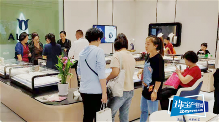 国际设计师品牌爱丽丝珠宝进驻北京富力广场 携手《我和我的祖国》庆祝新中国成立70周年 国际设计师品牌爱丽丝珠宝进驻北京富力广场 携手《我和我的祖国》庆祝新中国成立70周年