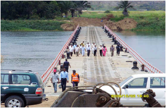 安哥拉300米浮桥