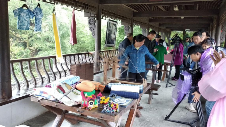 百布堂枣阳粗布非遗技艺再次牵手CCTV 前有古人,后有来者,中小学生踊跃体验纺线技艺 百布堂枣阳粗布非遗技艺再次牵手CCTV 前有古人,后有来者,中小学生踊跃体验纺线技艺