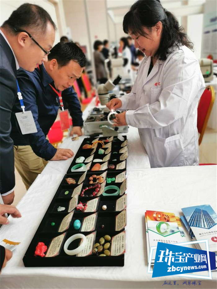 警惕!你高价买的珠宝玉石可能是玻璃冒充的 警惕!你高价买的珠宝玉石可能是玻璃冒充的