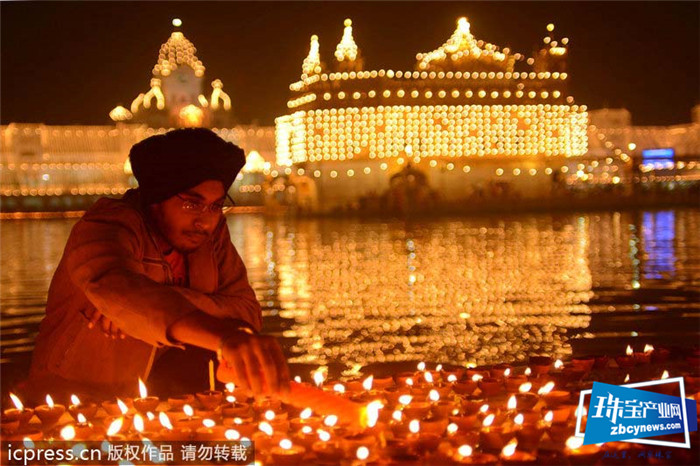 排灯节通常是印度民众购买黄金的高峰期,但是,今年的排灯节并没有给这个世界第二大黄金消费国的珠宝商们带来多少好消息 排灯节通常是印度民众购买黄金的高峰期,但是,今年的排灯节并没有给这个世界第二大黄金消费国的珠宝商们带来多少好消息