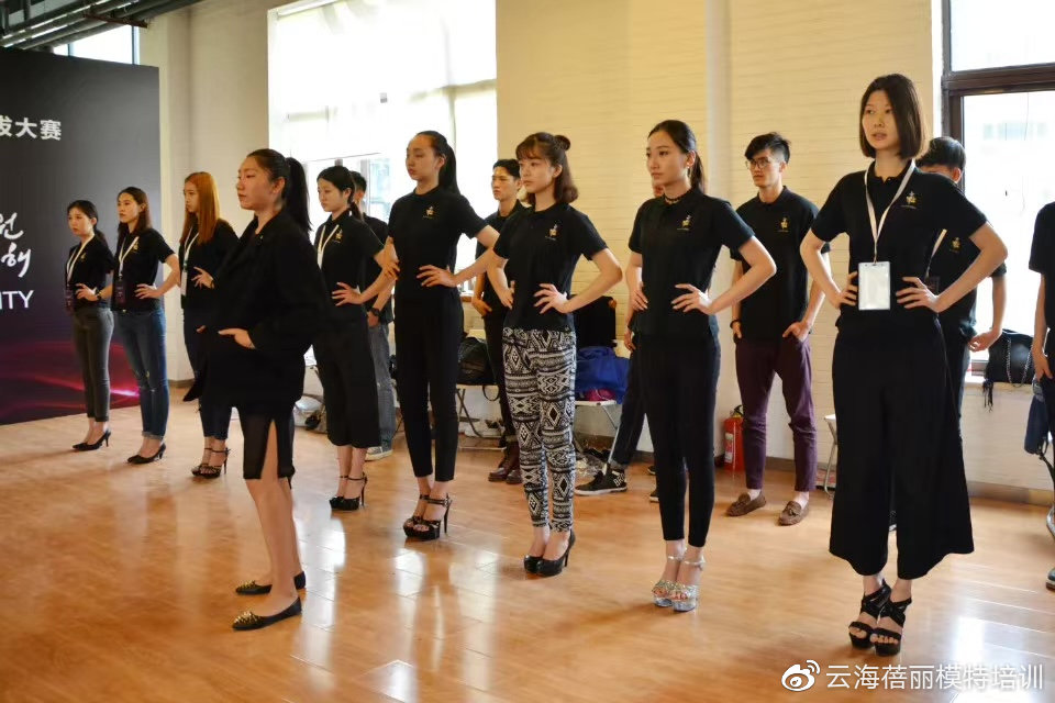 北京丰台职业模特培训●迪奥春夏成衣系列经典千鸟纹图案 北京丰台职业模特培训●迪奥春夏成衣系列经典千鸟纹图案