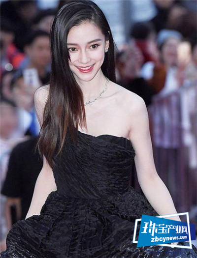 杨颖出战韩国,礼服的搭配高贵大气,与时尚珠宝结合性感又温柔! 杨颖出战韩国,礼服的搭配高贵大气,与时尚珠宝结合性感又温柔!