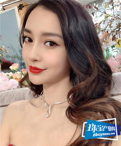 杨颖出战韩国,礼服的搭配高贵大气,与时尚珠宝结合性感又温柔! 杨颖出战韩国,礼服的搭配高贵大气,与时尚珠宝结合性感又温柔!