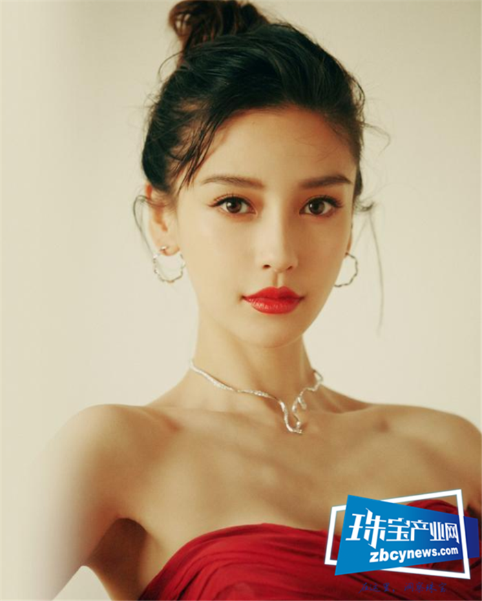 杨颖出战韩国,礼服的搭配高贵大气,与时尚珠宝结合性感又温柔! 杨颖出战韩国,礼服的搭配高贵大气,与时尚珠宝结合性感又温柔!