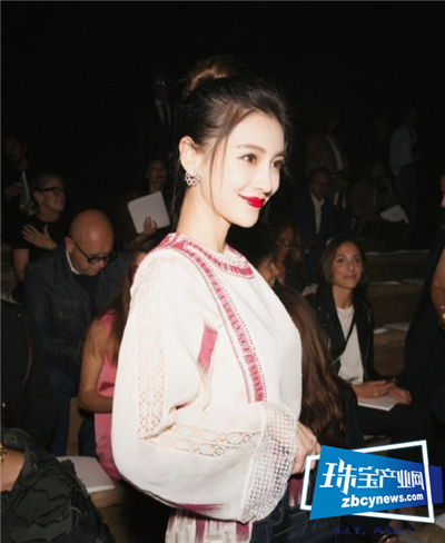 杨颖出战韩国,礼服的搭配高贵大气,与时尚珠宝结合性感又温柔! 杨颖出战韩国,礼服的搭配高贵大气,与时尚珠宝结合性感又温柔!