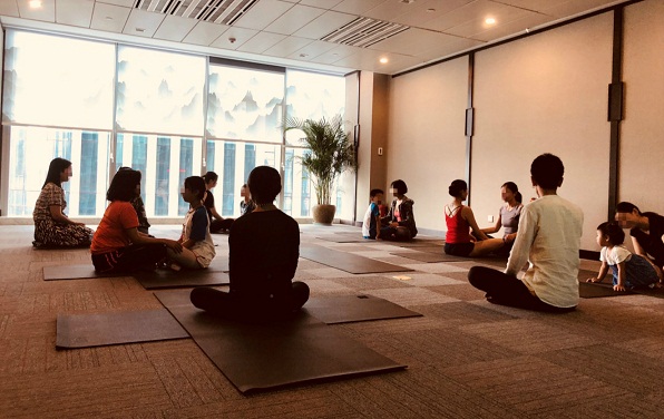 “爱的陪伴 玩转YOGA”——阿拉丁资产重庆公司举办亲子瑜伽体验课堂 “爱的陪伴 玩转YOGA”——阿拉丁资产重庆公司举办亲子瑜伽体验课堂