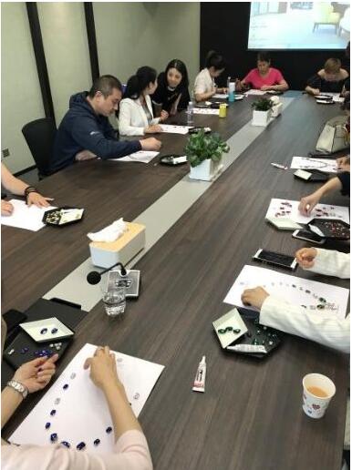 阿拉丁资产成都分公司举办 “家族财富的传世印记”意式珠宝鉴赏沙龙 阿拉丁资产成都分公司举办 “家族财富的传世印记”意式珠宝鉴赏沙龙
