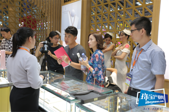国庆黄金周珠宝销售火爆!培育钻石成新宠 国庆黄金周珠宝销售火爆!培育钻石成新宠