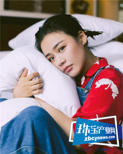 马思纯展示珠宝靓丽,提升外在气质,她的时尚装扮你是否了解? 马思纯展示珠宝靓丽,提升外在气质,她的时尚装扮你是否了解?