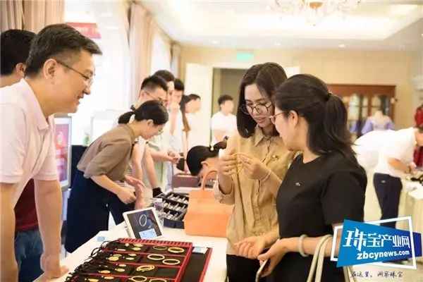 中国时尚零售企业百强榜发布 金银珠宝首饰类格局相对稳定 中国时尚零售企业百强榜发布 金银珠宝首饰类格局相对稳定