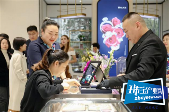 爱丽丝珠宝进驻北京富力广场 北京首家旗舰店尽显中国珠宝原创魅力 爱丽丝珠宝进驻北京富力广场 北京首家旗舰店尽显中国珠宝原创魅力