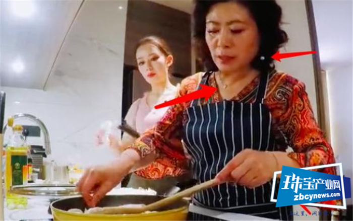 郎朗妈妈做饭还化妆,佩戴珠宝首饰比儿媳都多,细节看出婆媳关系 郎朗妈妈做饭还化妆,佩戴珠宝首饰比儿媳都多,细节看出婆媳关系