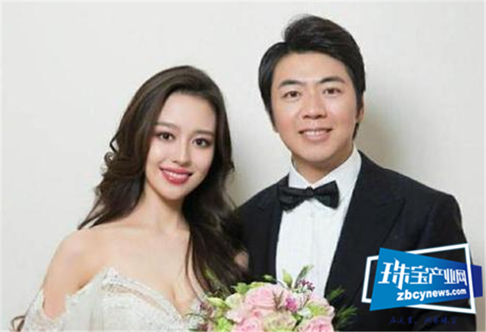 郎朗妈妈做饭还化妆,佩戴珠宝首饰比儿媳都多,细节看出婆媳关系 郎朗妈妈做饭还化妆,佩戴珠宝首饰比儿媳都多,细节看出婆媳关系